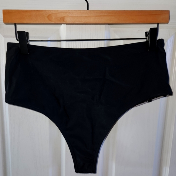 Black bikini set - Picture 3 of 4